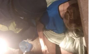В Кемерове спасатели помогли упавшей в подполье женщине