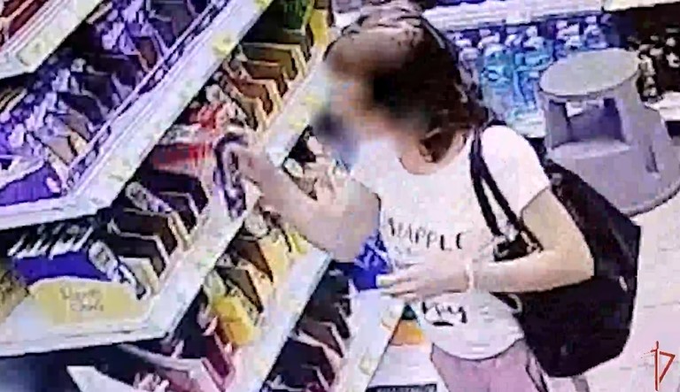 В Кузбассе любительница бесплатного шоколада в супермаркете попала на видео
