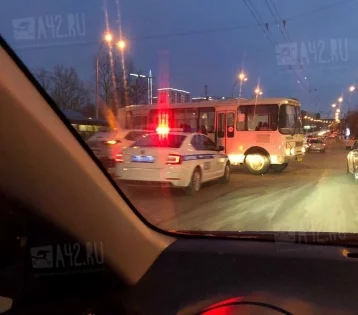 Фото: В Кемерове попавшая в ДТП маршрутка перегородила дорогу на Терешковой 1