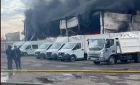 Сгорели четыре автомобиля: причиной мощного пожара в автосервисе в Подольске мог стать поджог