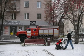 Фото: Кемеровчан встревожили пожарные машины у театра кукол 1