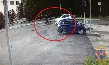 Фото: В Кузбассе столкнулись мотоцикл и легковой автомобиль, пострадали дети 12 и 13 лет 1