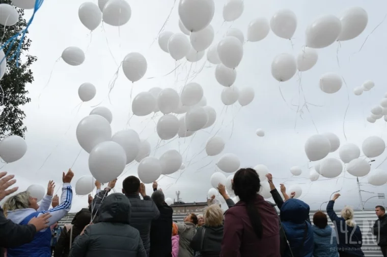Акция памяти: родственники запускают в небо 60 шаров в память о погибших в торговом центре. Фото: Александр Патрин / A42.RU