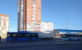 В аварии с двумя автобусами в Кемерове пострадали три пассажира
