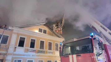 Фото: В Нижнем Новгороде загорелась кровля кафе, людей эвакуируют 1