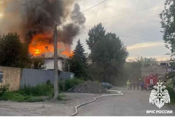 В Новокузнецке сгорело двухэтажное здание на улице ДОЗ, пожар тушил 31 человек