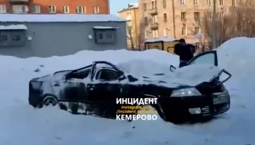 Фото: Власти Кемерова прокомментировали инцидент с рухнувшим на автомобили снегом 1