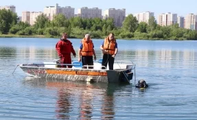 В Кемерове около моста спасатели вытащили из реки тонувшего мужчину