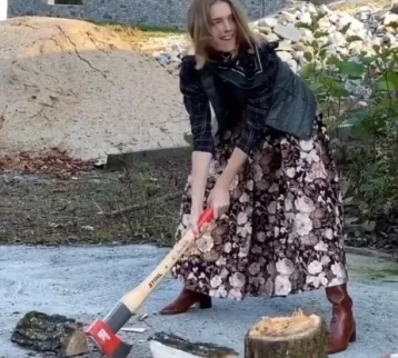 Фото: Модель Наталья Водянова показала, как колет дрова в юбке 1