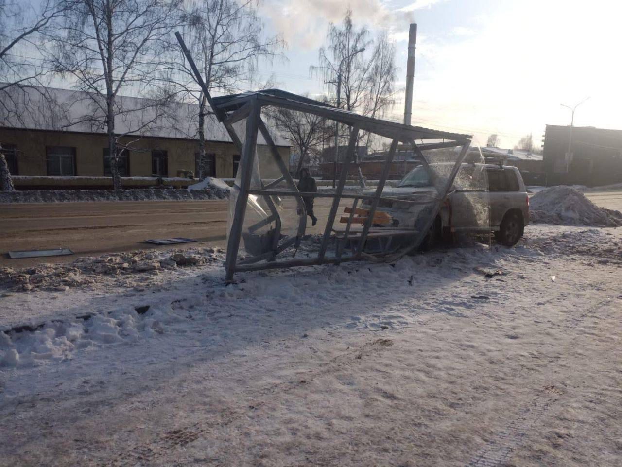 В Кузбассе автомобиль сбил пенсионерку и врезался в остановку: пострадавшая скончалась в больнице