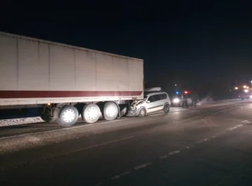 Фото: На трассе в Башкирии грузовик 2 км тащил въехавшую в него легковушку с пассажирами 1