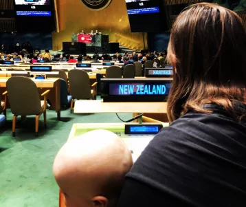Фото: Жевал доклад: министр выступила на конференции ООН с грудным ребёнком на руках 1
