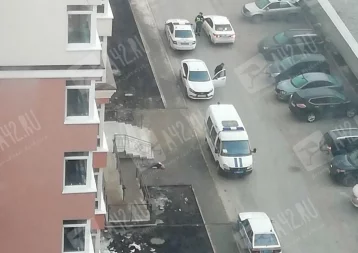 Фото: В Кемерове на Притомском мужчина выпал из окна 11 этажа и погиб 1