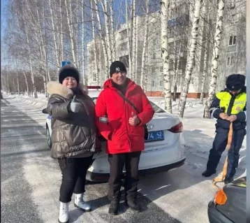 Фото: В Кузбассе сотрудники ГИБДД оказали помощь супружеской паре, автомобиль которой сломался в сильный мороз 1