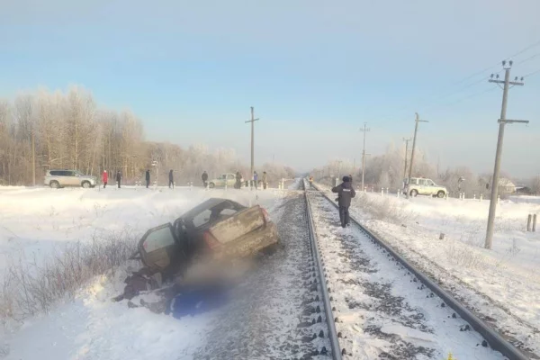 Четыре человека погибли при столкновении машины и поезда в Псковской области
