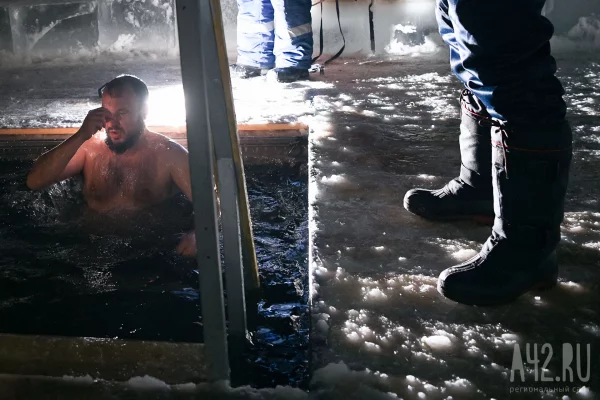 Врач рассказал, кому нельзя окунаться в прорубь на Крещение