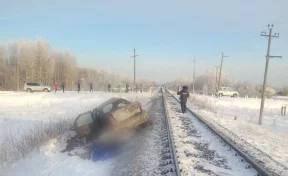 Четыре человека погибли при столкновении машины и поезда в Псковской области