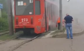 В Новокузнецке загоревшийся трамвай сняли на видео