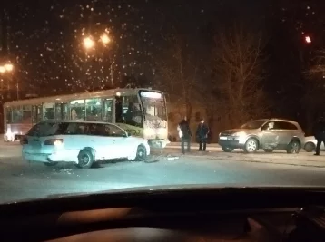 Фото: В Кемерове образовалась пробка из-за ДТП на перекрёстке 1