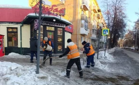 В мэрии Кемерова рассказали об обработке пешеходных зон от гололёда