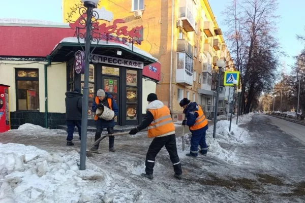 В мэрии Кемерова рассказали об обработке пешеходных зон от гололёда