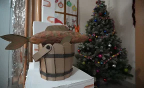 Кемеровчане украсили подъезд к Новому году русской печью и сказочной щукой