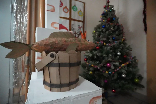 Кемеровчане украсили подъезд к Новому году русской печью и сказочной щукой