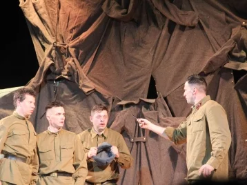 Фото: Фонд Мельниченко и «СУЭК-Кузбасс» подарили ленинск-кузнечанам театральный показ 2