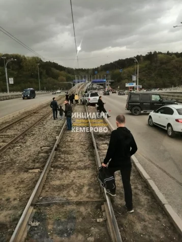 Фото: В Кемерове автомобиль заблокировал движение трамваев на Кузнецком мосту 1