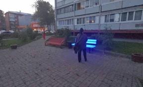 В Кемерове в сквере на проспекте Шахтёров протестировали скамейки с подсветкой