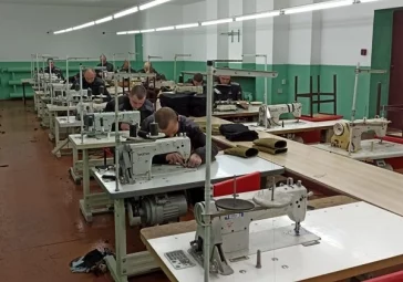 Фото: В Кузбассе заключённые начали шить одежду и аксессуары для туризма 3