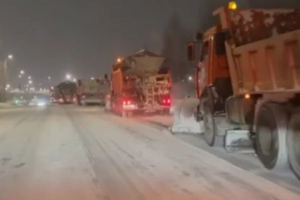 Глава Кемерова проверил ночной вывоз снега из города