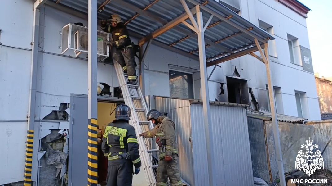В Новокузнецке случился пожар в административном здании на Энтузиастов