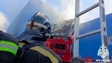 Фото: В Новокузнецком ДРСУ загорелся ремонтный бокс, пожар тушил 21 человек 1