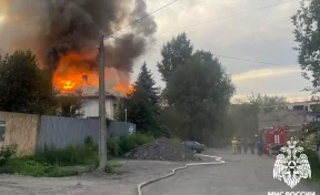 В Новокузнецке сгорело двухэтажное здание на улице ДОЗ, пожар тушил 31 человек
