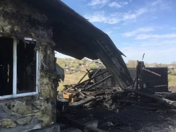 Фото: Три человека получили ожоги при пожаре в частном доме и хозпостройках в Кузбассе 1