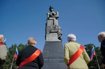 Фото: В Кемерове возложили цветы к монументу «Память шахтёрам Кузбасса» 1