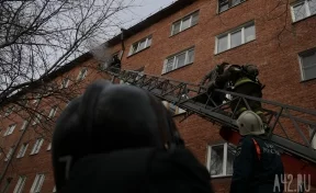 Ночью сотрудники МЧС тушили пожар в многоквартирном жилом доме в Кузбассе