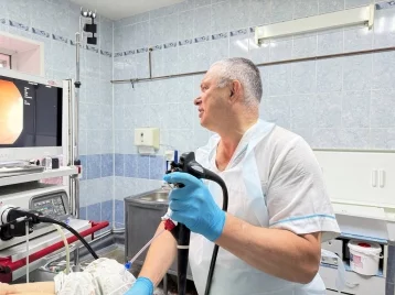Фото: В Кузбассе врачи удалили 85-летней пациентке камни из желчных протоков через рот 1
