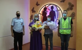 В Кемерове у женщины начались роды в машине: на помощь пришёл экипаж ГИБДД
