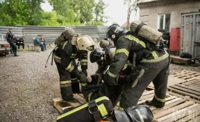 Пожар в офисе и поиск людей на высоте: соревнования спасателей в Кемерове