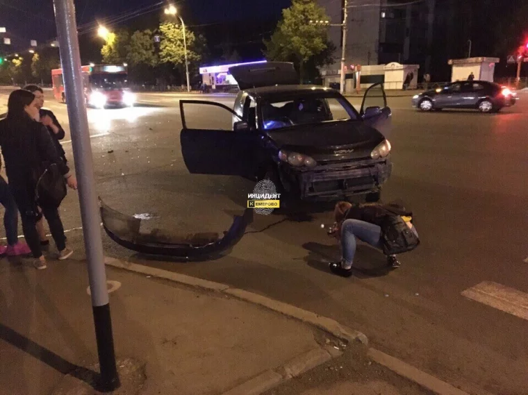 Фото: В Кемерове в полночь столкнулись две иномарки  2