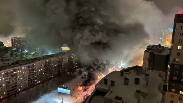 Фото: В Новосибирске горит крематорий на площади 300 «квадратов» 1