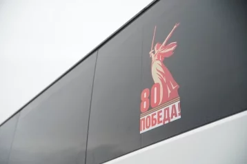 Фото: На общественном транспорте Кузбасса появляются наклейки в честь Великой Победы 1