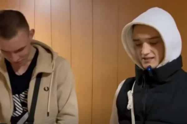 Двое новокузнечан устроили фотосессию на крышах своих автомобилей