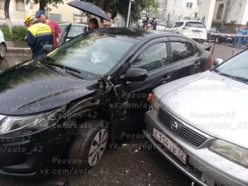 Фото: В Кемерове столкнулись четыре автомобиля: один из них опрокинулся на крышу 2