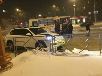 Фото: В Кемерове произошло ДТП с маршруткой: пострадали пассажиры 2