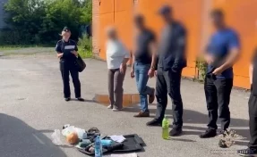 В Кузбассе мужчина с пистолетом ворвался в ювелирный магазин и ограбил его на 8,5 млн рублей