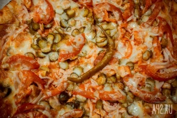 Фото: «Я ору»: кемеровчанка обнаружила трёх тараканов в свежей пицце 1