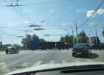 Фото: В Кемерове длинномер с шинами сломался на перекрёстке у ТЦ «Лапландия»: движение затруднено 1